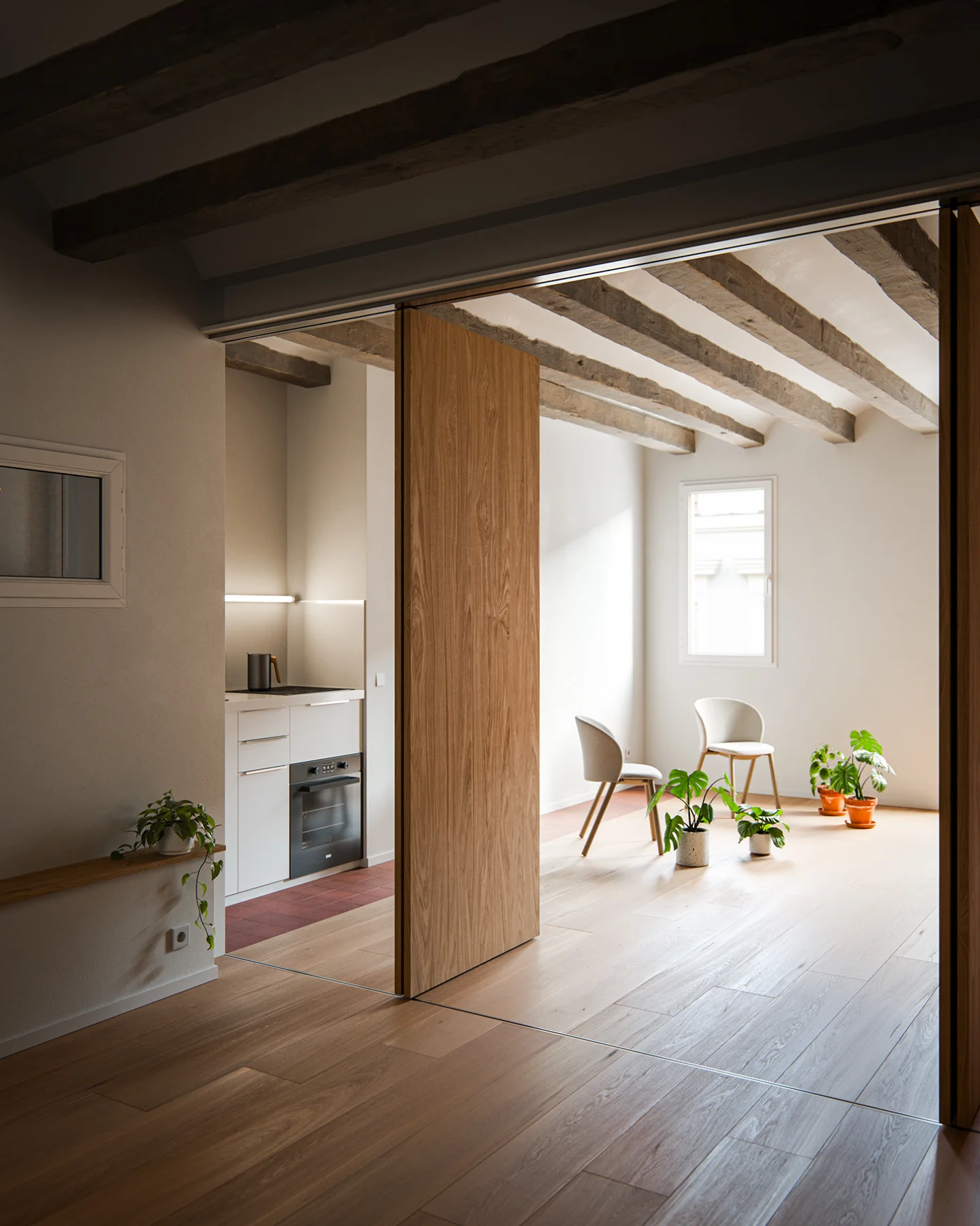 Loft Honrada — Silent warmth, divided space.
